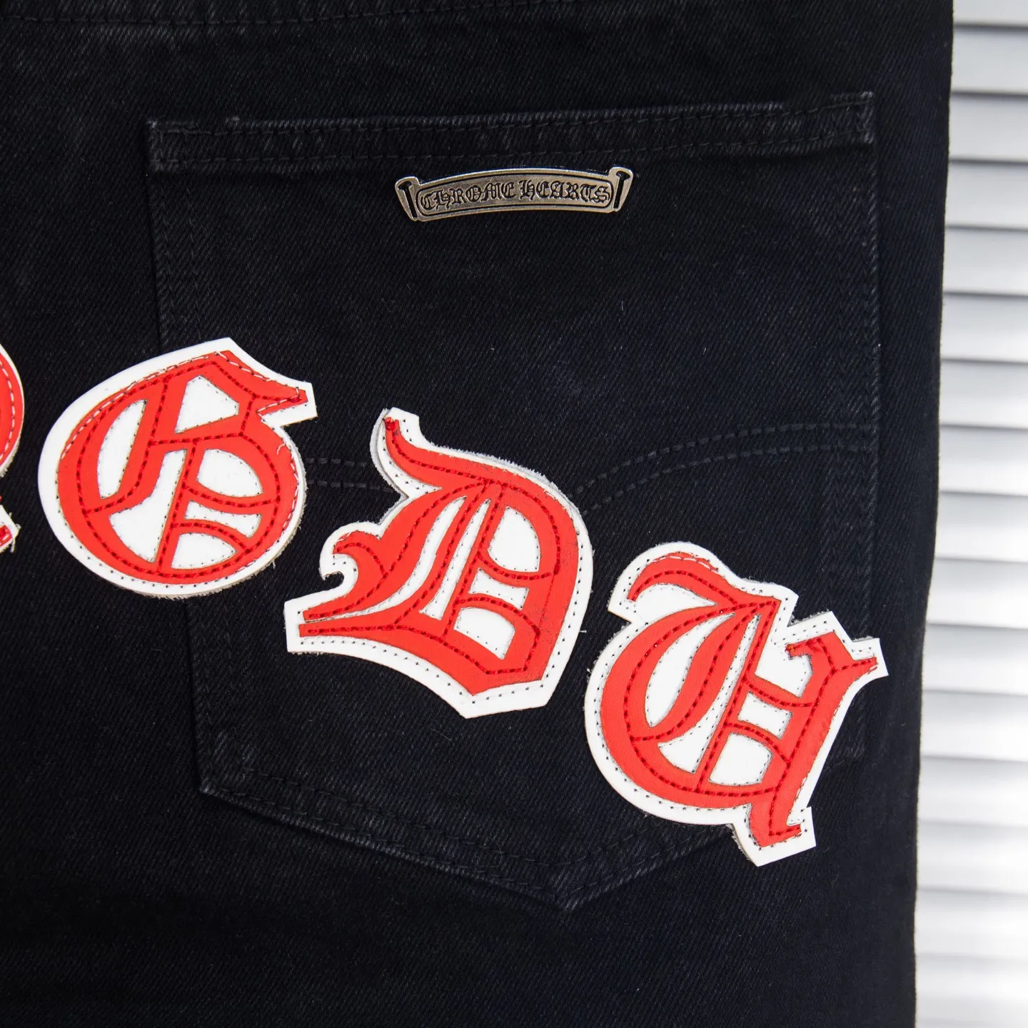 P260 Chrome Hearts Black Pants Sanskrit Red and White Patch Leather Jeans CH jeans need to be washed before being dismantled and then hand-stitched with sheepskin cross leather and then spliced ​​together. The whole piece has too many craftsmanship to explain. The patches are decorated with cross patterns and the high-waisted washed jeans! ! Absolutely high-end luxury products, god-level single products and super popular products, made with top heavy industry, a must-see magic weapon. Customized hardware. The fabric is thick and soft after washing. It has good breathability. Customized small leather label. Unique design. The details are simple and elegant, and the workmanship is exquisite. The entire trousers are neatly routed and the details are in place! It’s so cool that both men and women can easily control the genderless trend! Style number: 1872# Color: black Size: 28 30 32 34